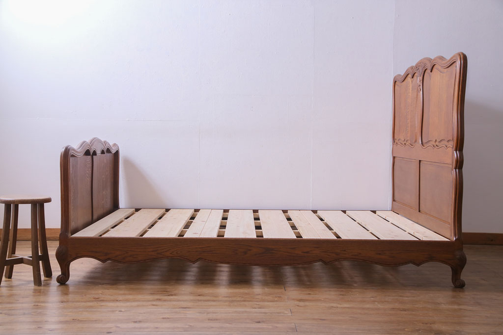 アンティーク家具　フランスアンティーク　オーク材　曲線を描いた優雅なデザインのベッドフレーム