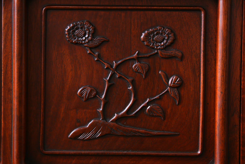 ビンテージ　民芸家具　草花・松に鶴　彫刻が和の雰囲気を漂わせる飾り棚(茶棚、違い棚)