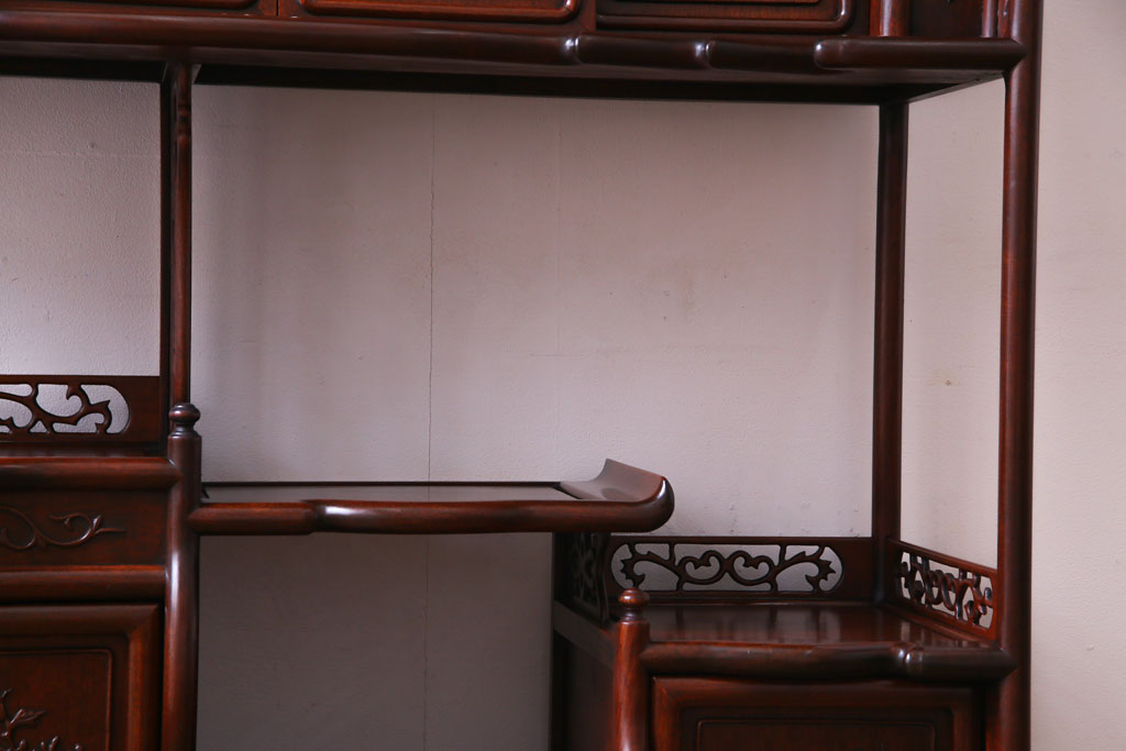 ビンテージ　民芸家具　草花・松に鶴　彫刻が和の雰囲気を漂わせる飾り棚(茶棚、違い棚)