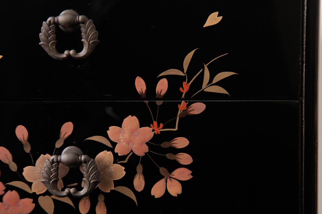 アンティーク家具　漆塗り　三ツ引　桜が侘び寂を感じさせる小引き出し(小物入れ、卓上収納)