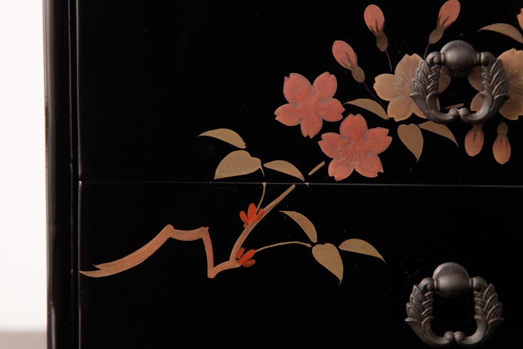 アンティーク家具　漆塗り　三ツ引　桜が侘び寂を感じさせる小引き出し(小物入れ、卓上収納)