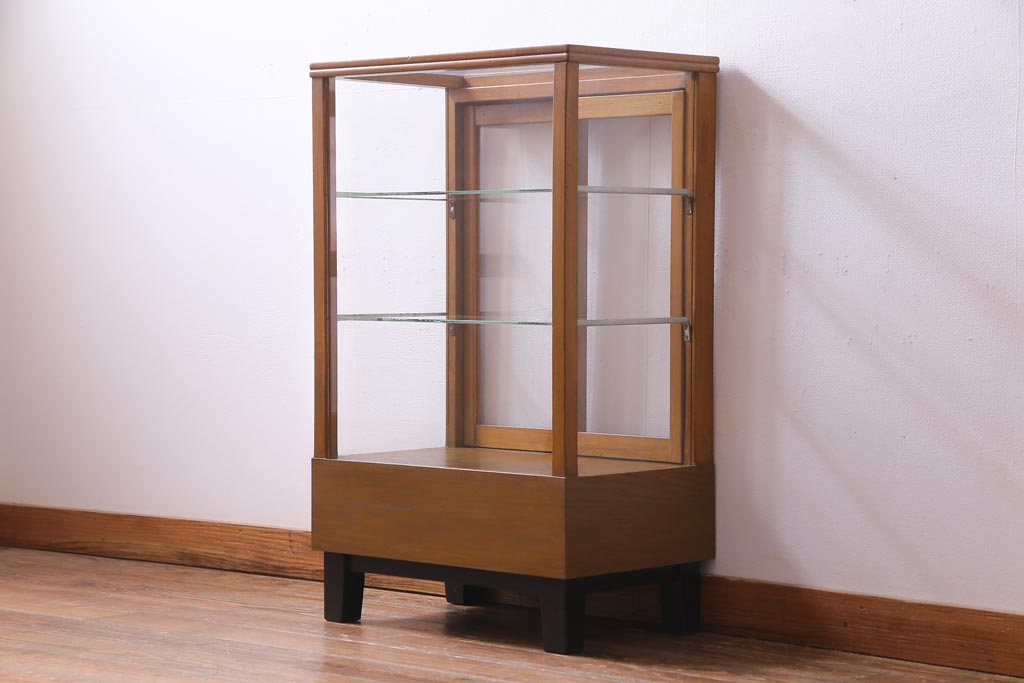 レトロ家具　昭和レトロ　脚付き　シンプルで素朴な小振りサイズの縦型ガラスケース(ショーケース)