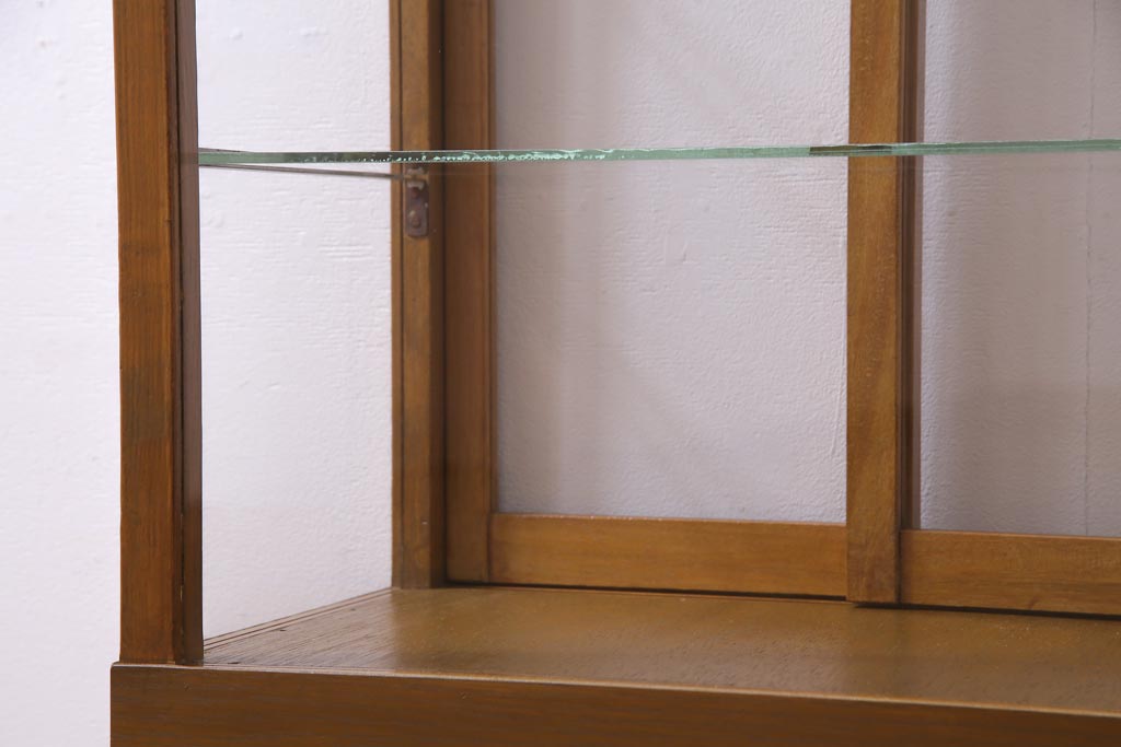 レトロ家具　昭和レトロ　脚付き　シンプルで素朴な小振りサイズの縦型ガラスケース(ショーケース)