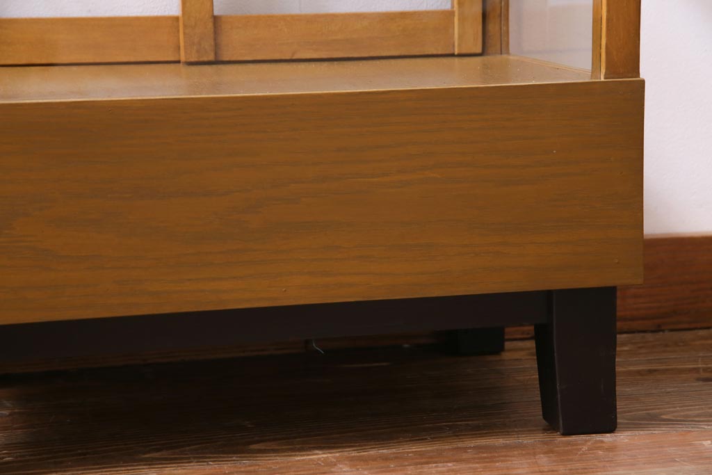 レトロ家具　昭和レトロ　脚付き　シンプルで素朴な小振りサイズの縦型ガラスケース(ショーケース)