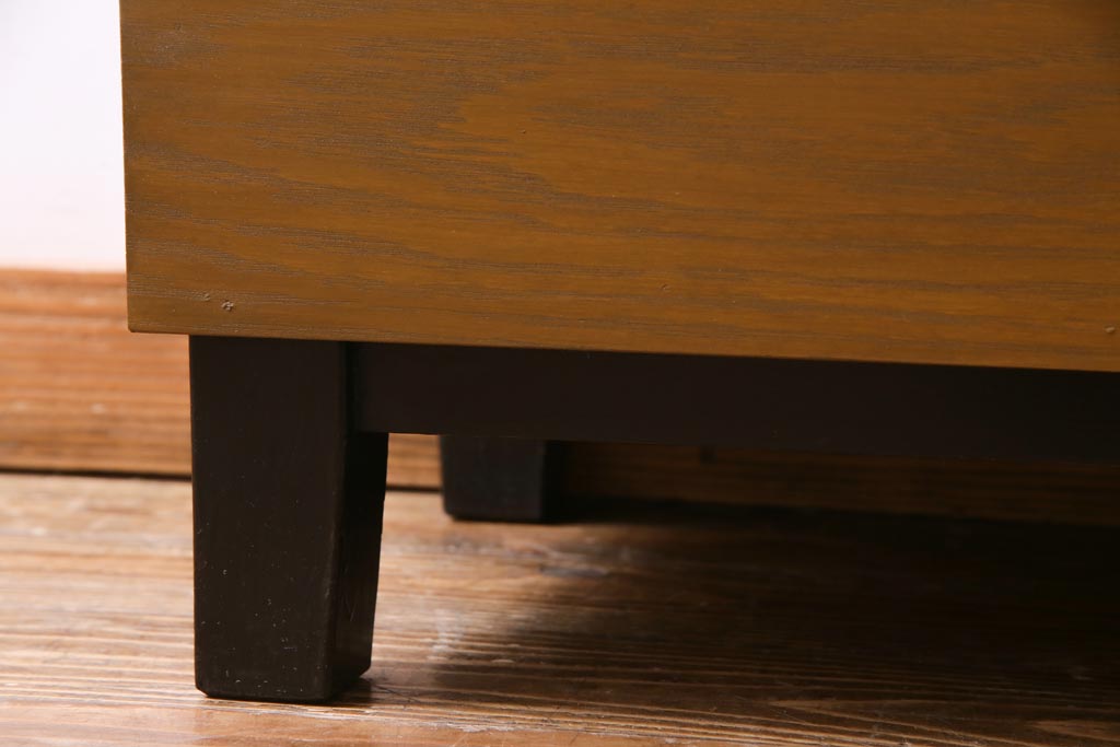 レトロ家具　昭和レトロ　脚付き　シンプルで素朴な小振りサイズの縦型ガラスケース(ショーケース)