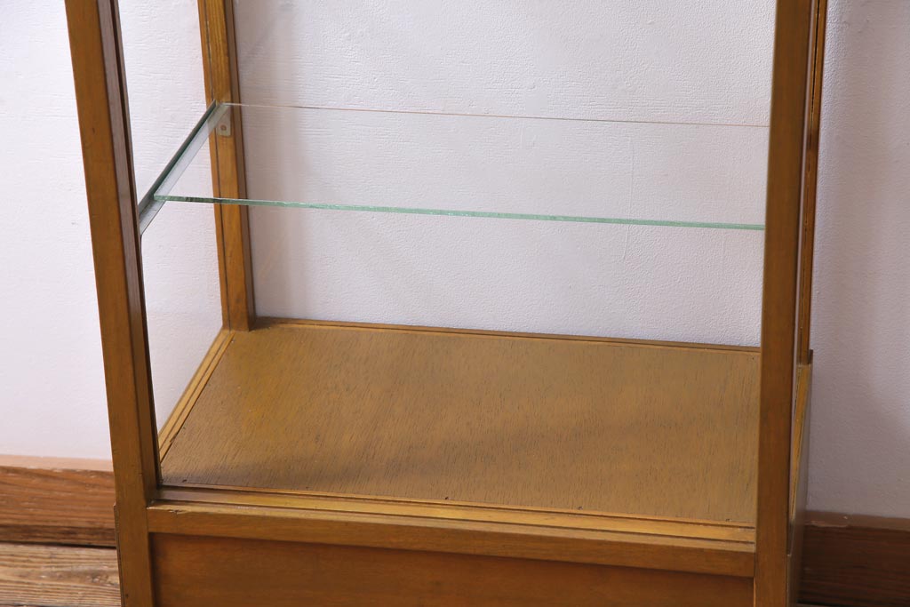 レトロ家具　昭和レトロ　脚付き　シンプルで素朴な小振りサイズの縦型ガラスケース(ショーケース)