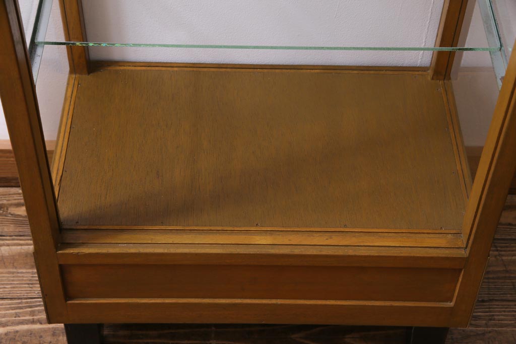 レトロ家具　昭和レトロ　脚付き　シンプルで素朴な小振りサイズの縦型ガラスケース(ショーケース)