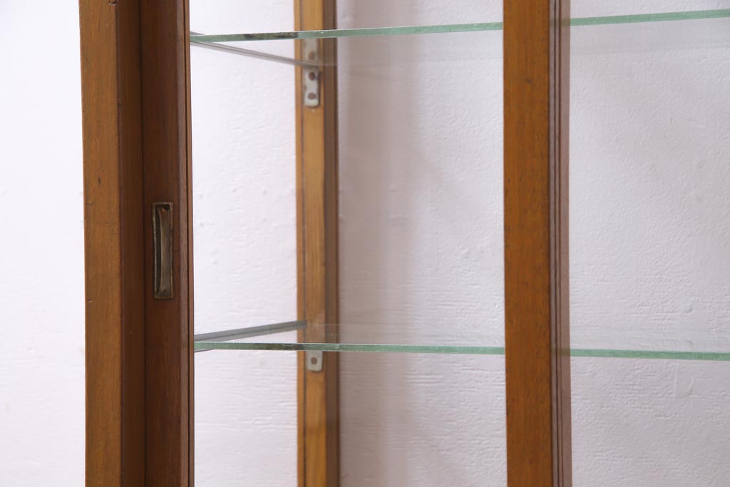 レトロ家具　昭和レトロ　脚付き　シンプルで素朴な小振りサイズの縦型ガラスケース(ショーケース)
