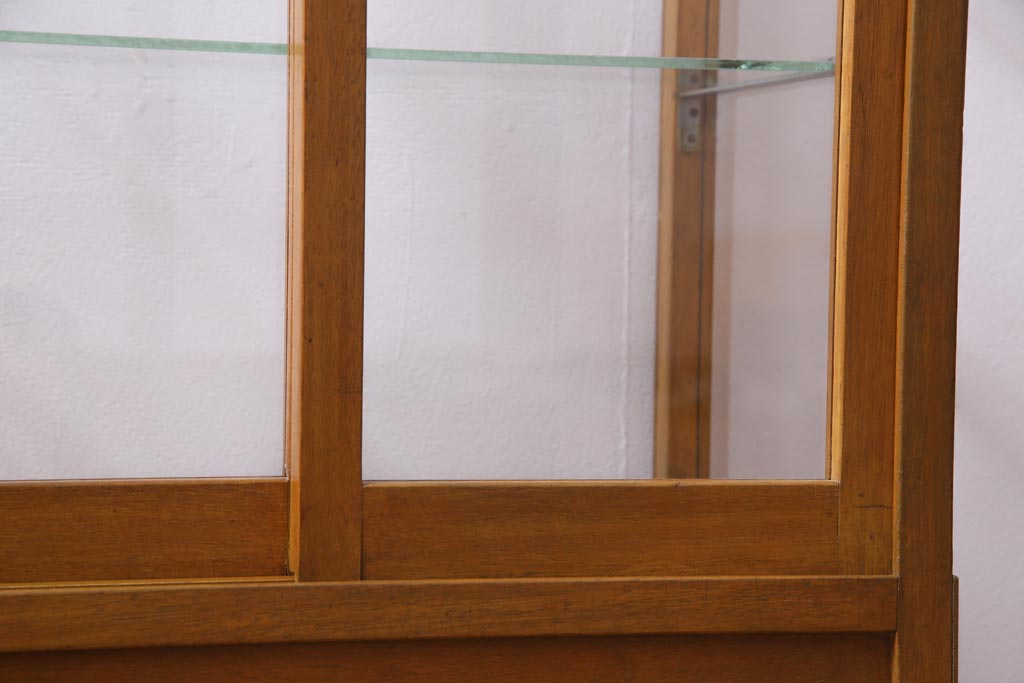 レトロ家具　昭和レトロ　脚付き　シンプルで素朴な小振りサイズの縦型ガラスケース(ショーケース)
