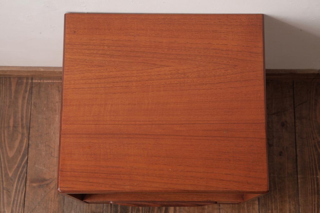 ヴィンテージ家具　北欧ビンテージ　G-PLAN(ジープラン)　チーク材　小振りで可愛らしいサイドテーブル(サイドキャビネット)