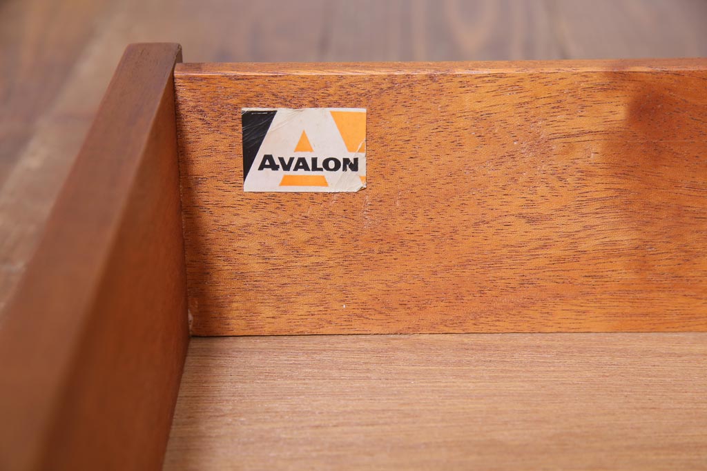 ヴィンテージ家具　北欧ビンテージ　AVALON　取っ手のデザインが目を引くレトロモダンな縦型チェスト(引き出し、サイドボード)
