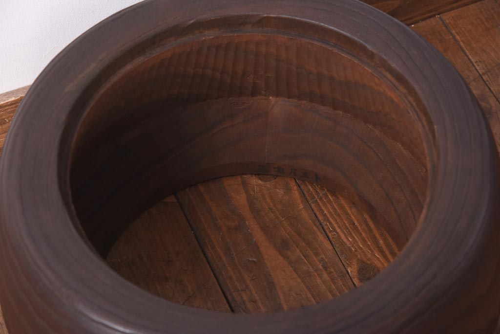 アンティーク雑貨　和製アンティーク　味のある木目を楽しめる刳り貫き火鉢(木製火鉢)(1)