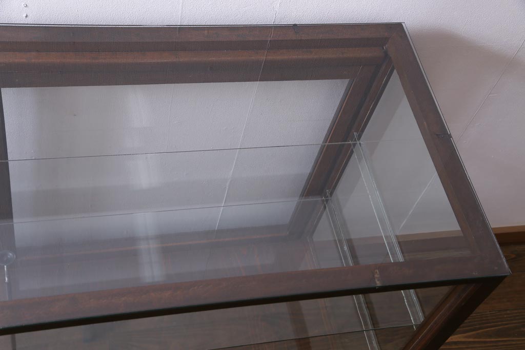 レトロ家具　昭和レトロ　ナラ材　どっしりとした佇まいの大型ガラスケース(ショーケース、陳列棚、飾り棚)