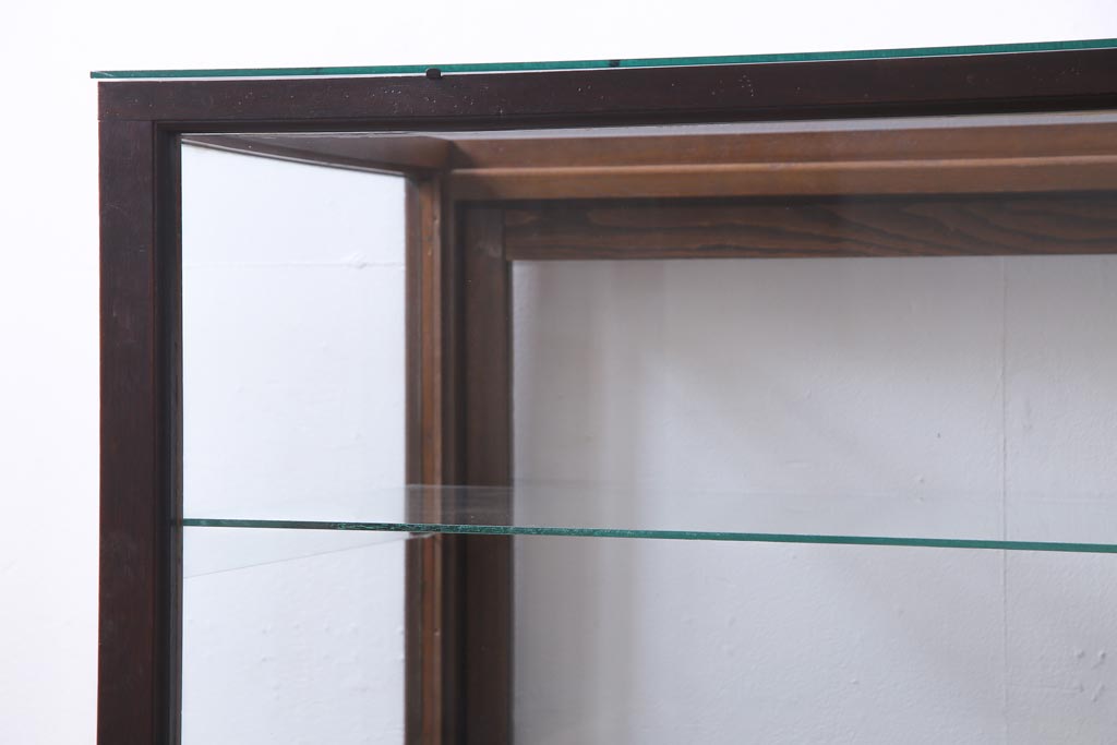 レトロ家具　昭和レトロ　ナラ材　どっしりとした佇まいの大型ガラスケース(ショーケース、陳列棚、飾り棚)