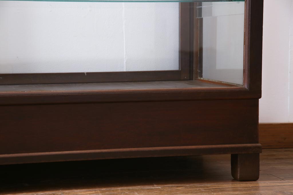 レトロ家具　昭和レトロ　ナラ材　どっしりとした佇まいの大型ガラスケース(ショーケース、陳列棚、飾り棚)