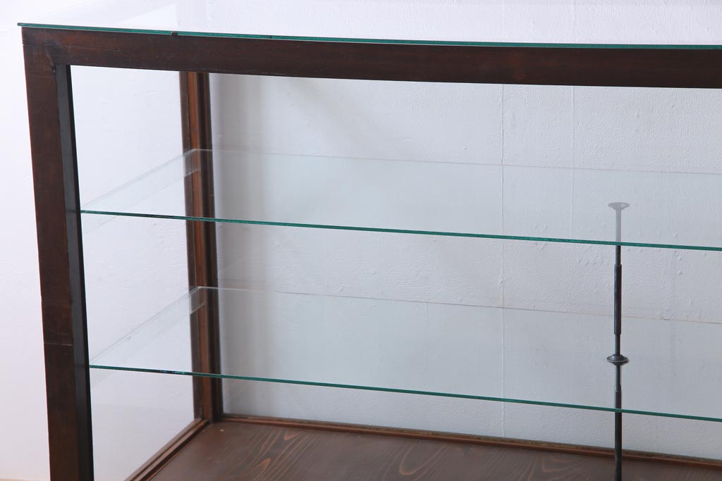 レトロ家具　昭和レトロ　ナラ材　どっしりとした佇まいの大型ガラスケース(ショーケース、陳列棚、飾り棚)