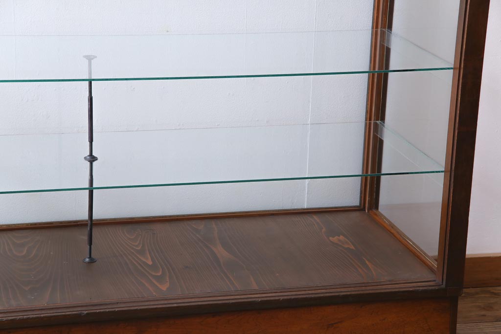 レトロ家具　昭和レトロ　ナラ材　どっしりとした佇まいの大型ガラスケース(ショーケース、陳列棚、飾り棚)