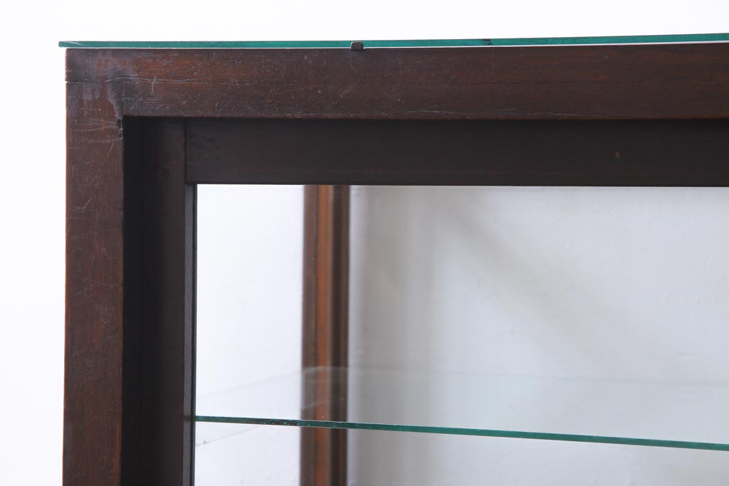 レトロ家具　昭和レトロ　ナラ材　どっしりとした佇まいの大型ガラスケース(ショーケース、陳列棚、飾り棚)