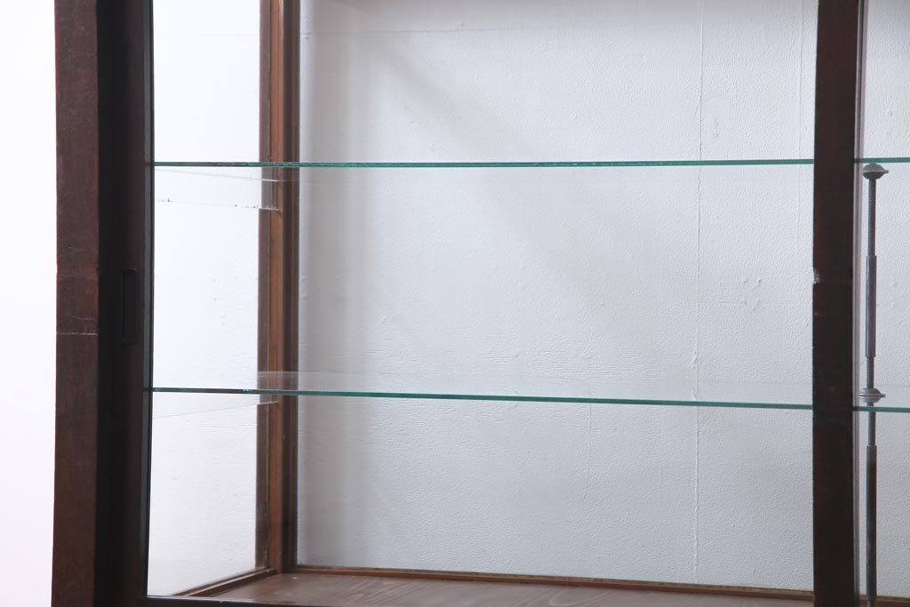 レトロ家具　昭和レトロ　ナラ材　どっしりとした佇まいの大型ガラスケース(ショーケース、陳列棚、飾り棚)