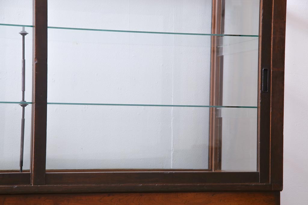 レトロ家具　昭和レトロ　ナラ材　どっしりとした佇まいの大型ガラスケース(ショーケース、陳列棚、飾り棚)