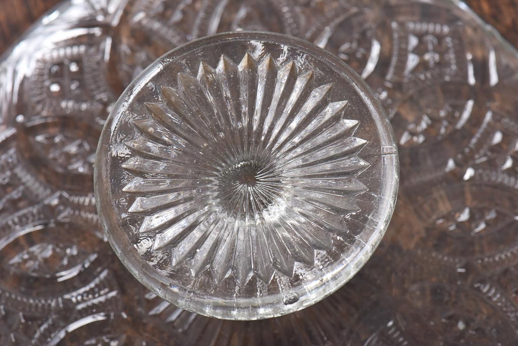 アンティーク雑貨　イギリスビンテージ　花が咲いたようなデザインのプレスガラス製ケーキスタンド