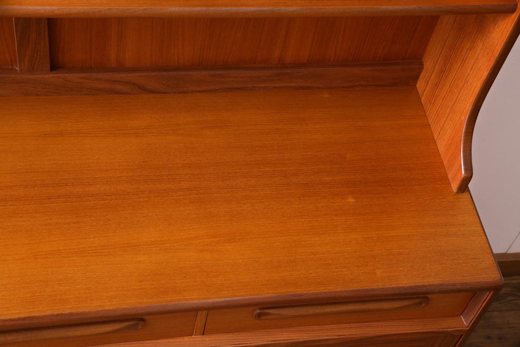 ヴィンテージ家具　北欧ビンテージ　G-PLAN(ジープラン)　洗練されたシンプルなデザインのカップボード(食器棚、収納棚)(1)