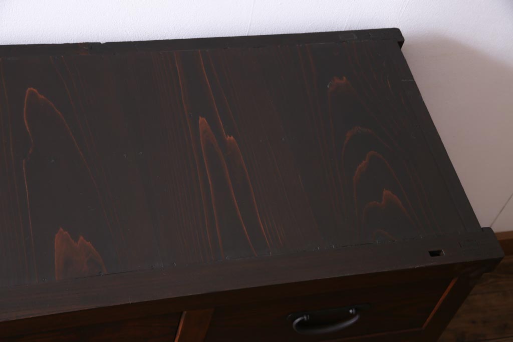 アンティーク家具　和製アンティーク　前面ケヤキ材　鮮明な杢目の引き出しが並んだ箪笥(サイドボード、チェスト)