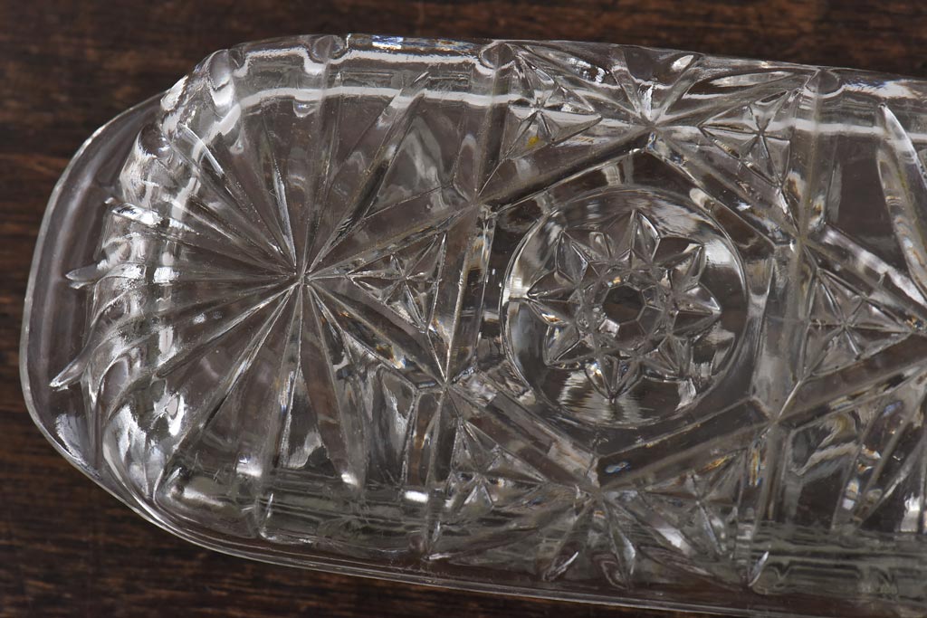 アンティーク雑貨　イギリスビンテージ　上品な印象与えるカットガラスの小物入れ
