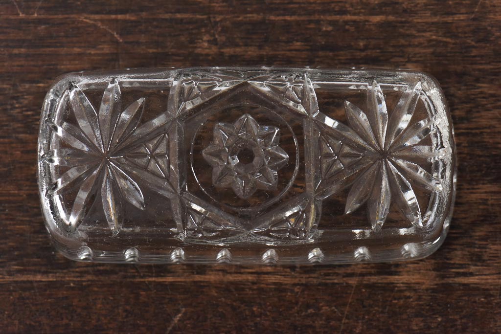 アンティーク雑貨　イギリスビンテージ　上品な印象与えるカットガラスの小物入れ