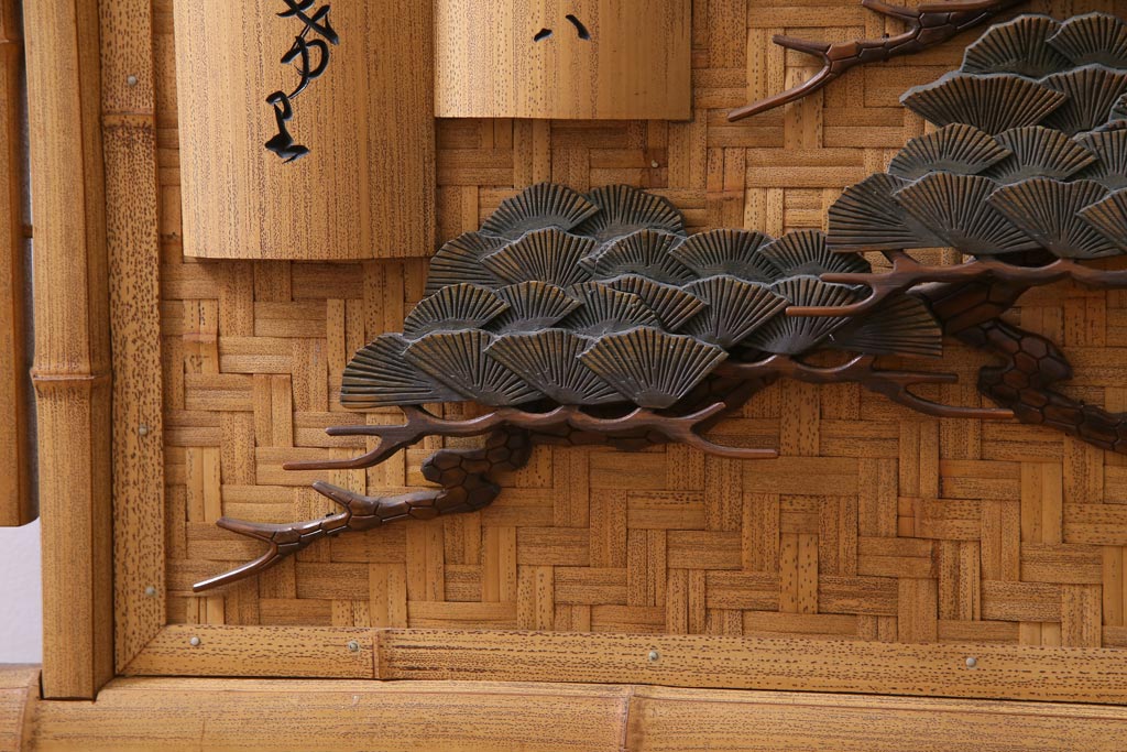 中古 竹細工 鶴・松彫刻 網代編み 立体的な意匠が存在感を放つ