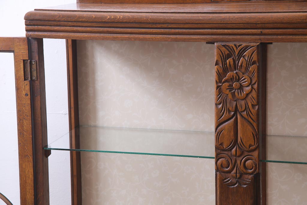 アンティーク家具　イギリスアンティーク　オーク材　レリーフやバルボスレッグがおしゃれなブックケース(ガラスケース、飾り棚)