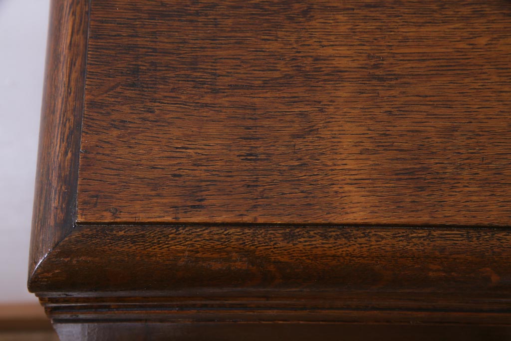 アンティーク家具　イギリスアンティーク　オーク材　レリーフやバルボスレッグがおしゃれなブックケース(ガラスケース、飾り棚)