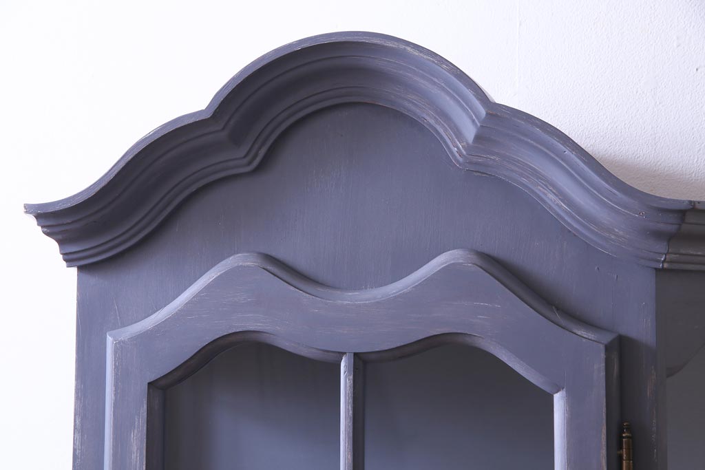中古　イタリア家具　リペイントを施したシャビーシックな縦型ガラスケース(飾り棚)
