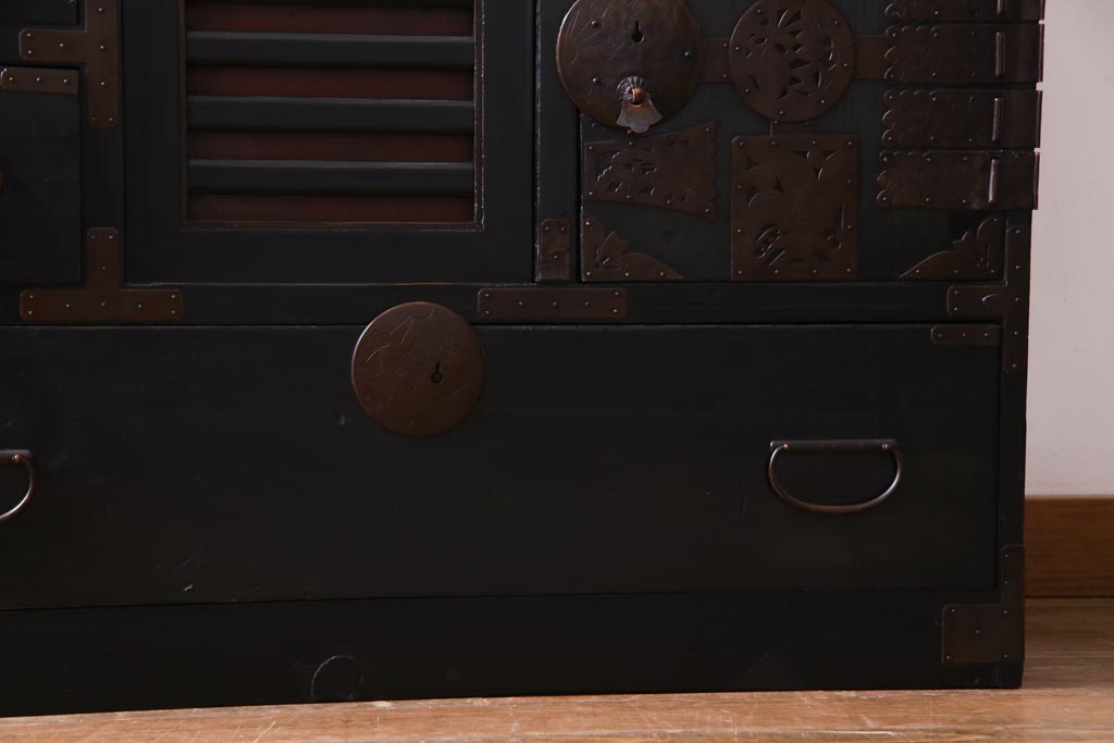 アンティーク家具　古民具・骨董　からくり付き　漆塗り　マットな風合いが味のある大川箪笥(サイドボード)