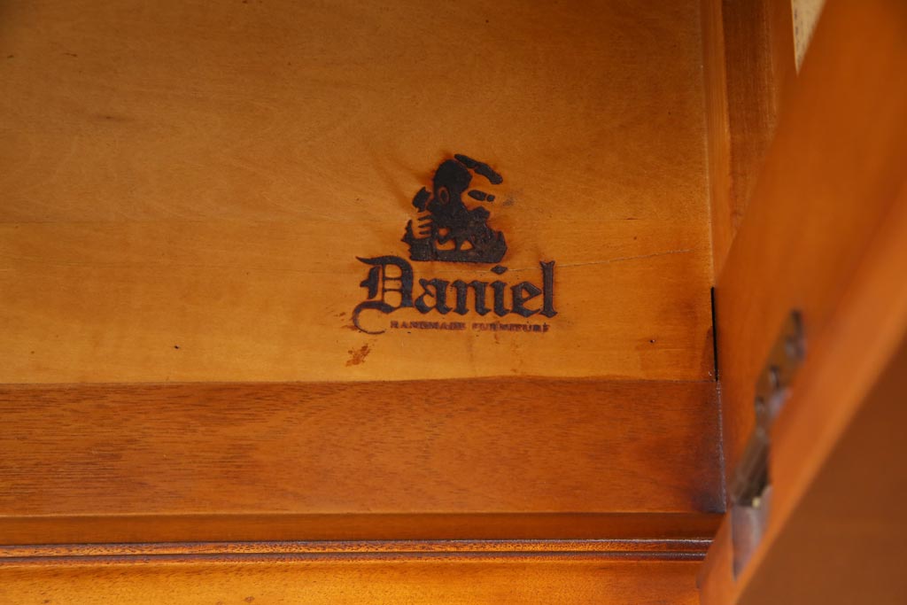 中古　横浜クラシック家具　ダニエル(Daniel)　飽きの来ないデザインのカップボード(キャビネット、食器棚)(定価約65万円)(1)