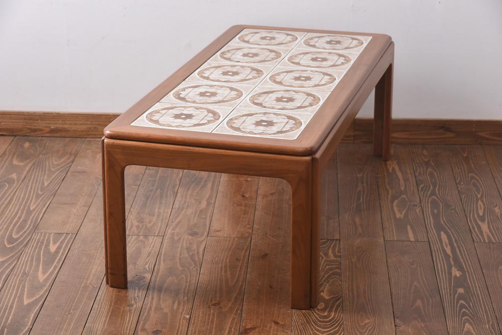 北欧ビンテージ　G-PLAN(ジープラン)　チーク材　レトロ家具と相性の良いタイルトップのセンターテーブル(コーヒーテーブル)