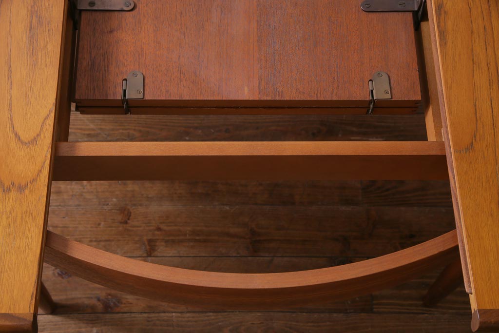 ヴィンテージ家具　北欧ビンテージ　G-PLAN(ジープラン) 板目の天板が印象的なエクステンションテーブル(ラウンドテーブル、ダイニングテーブル)