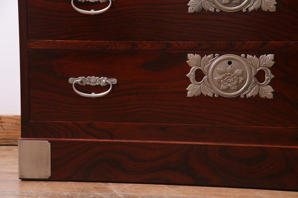 中古　二本松伝統家具　田中家具　ケヤキ材　銀色の金具がモダンな印象を与える衣装箪笥(和タンス)