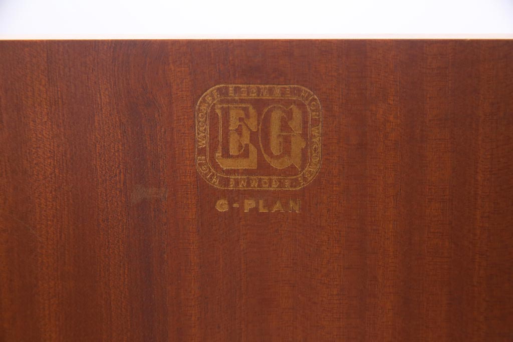 ヴィンテージ家具　北欧ビンテージ　G-PLAN(ジープラン)　Brandon(ブランドン)　ハンガー掛け付き　オーク材製のスモールワードローブ