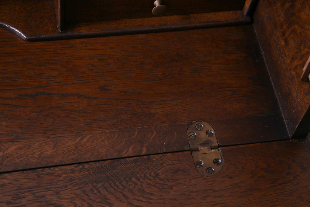 ヴィンテージ家具　イギリスビンテージ　オーク材　すっきりとしたつくりのチェスト型ライティングビューロー