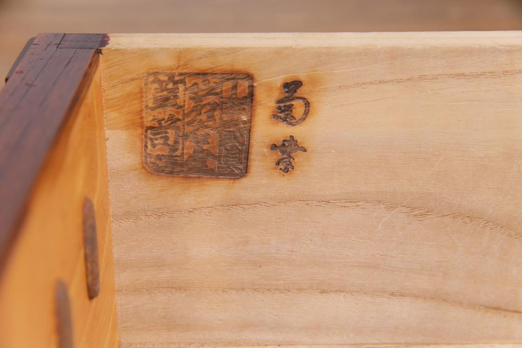 中古　伝統民芸家具　岩谷堂箪笥　菊幸　華やかな意匠の四尺整理箪笥(衣装箪笥、整理タンス)(定価約42万円)