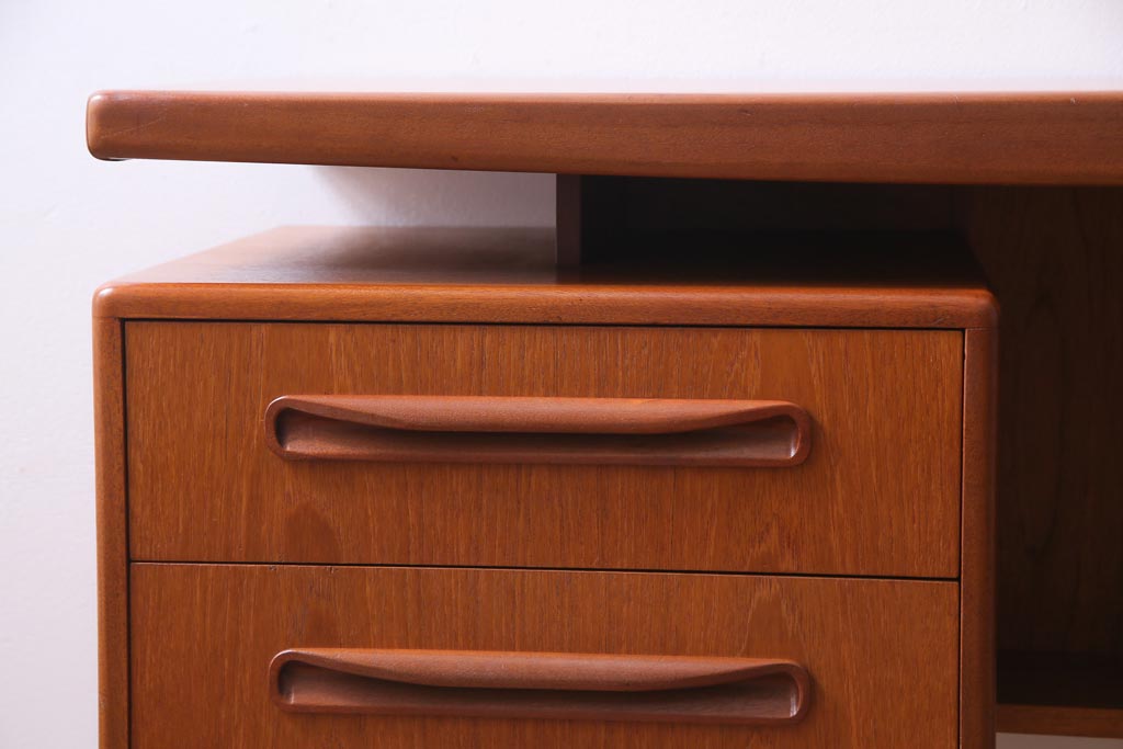 ヴィンテージ家具　北欧ビンテージ　G-PLAN(ジープラン)　デザイン性の高い個性的な両袖デスク(サイドボード)