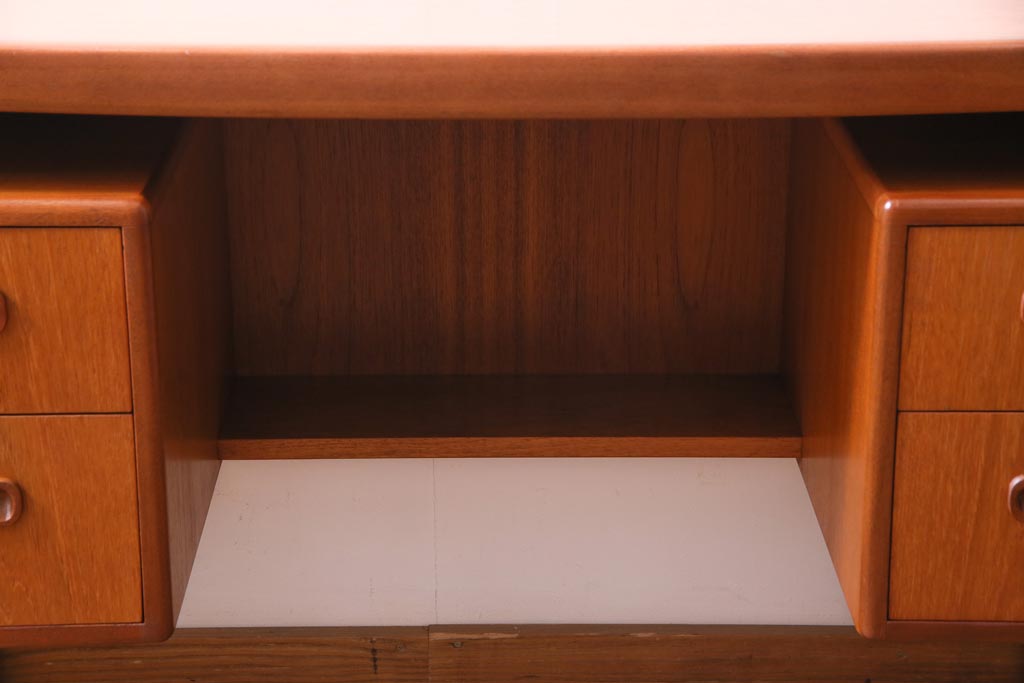 ヴィンテージ家具　北欧ビンテージ　G-PLAN(ジープラン)　デザイン性の高い個性的な両袖デスク(サイドボード)