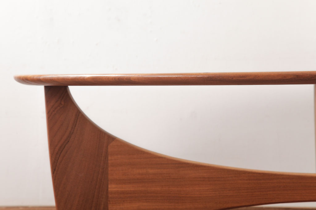 ヴィンテージ家具　【商談品】北欧ビンテージ　G-plan(ジープラン)　ガラストップがおしゃれなチーク材のコーヒーテーブル(センターテーブル)(1)