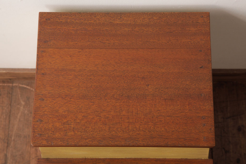 アンティーク雑貨　ペイント家具　広めのステップのレトロな踏み台(飾り台、花台)