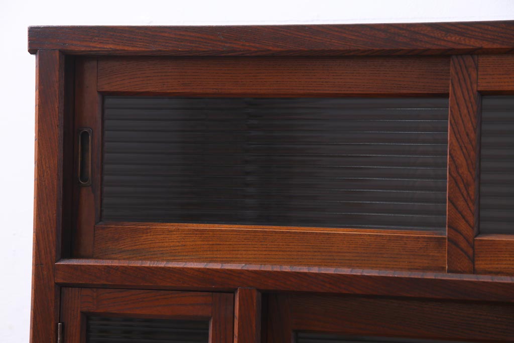 アンティーク家具　昭和初期　脚付き　ケヤキの杢目とモールガラスがアクセントのリメイク戸棚(収納棚、サイドキャビネット)