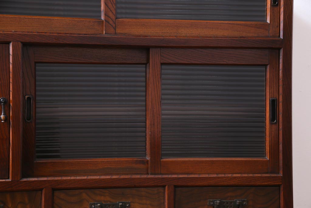アンティーク家具　昭和初期　脚付き　ケヤキの杢目とモールガラスがアクセントのリメイク戸棚(収納棚、サイドキャビネット)