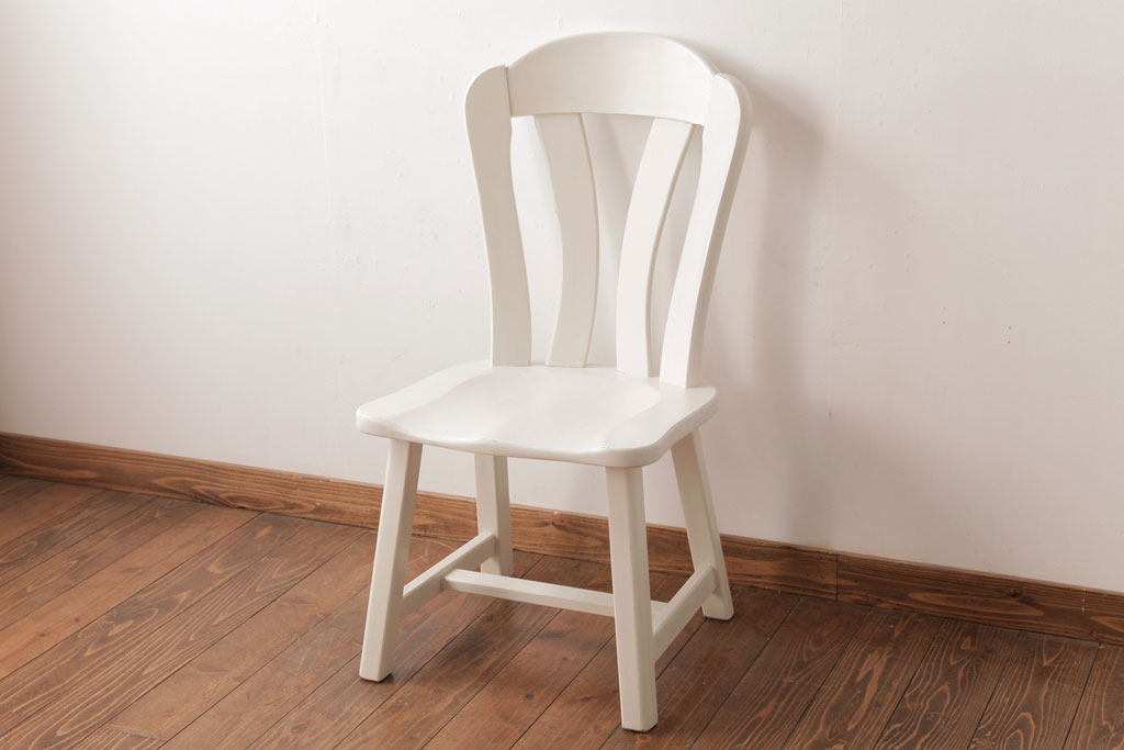 ウィンザーチェアから生まれた椅子。アンティークキャプテンチェア