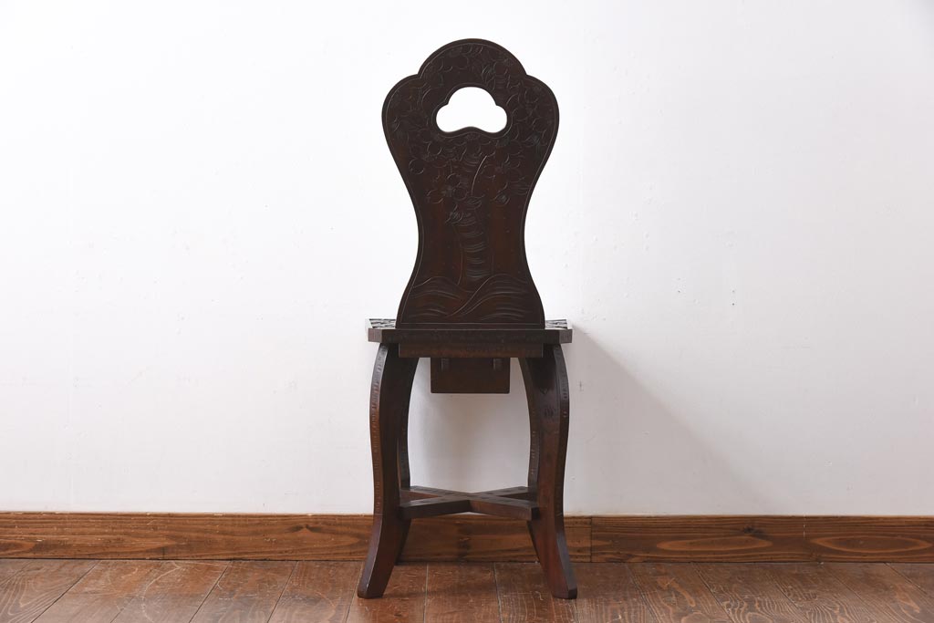 中古　伝統工芸　軽井沢彫り　細身の背もたれが特徴的なダイニングチェア(椅子)(2)
