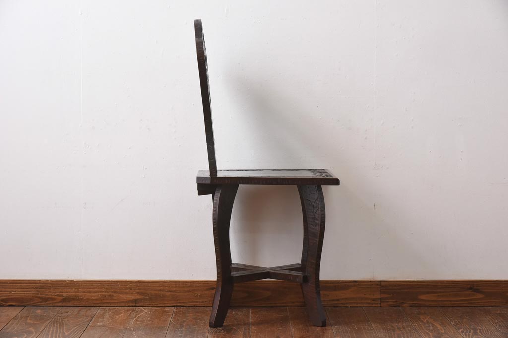 中古　伝統工芸　軽井沢彫り　細身の背もたれが特徴的なダイニングチェア(椅子)